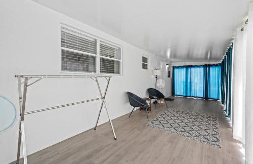 Comfy BNB w/ King Bed + Work/Travel + Beach 8 Min - Foto 11