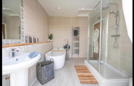 Stunning views, Hot tub, 5 mins to Chester - Photo 5