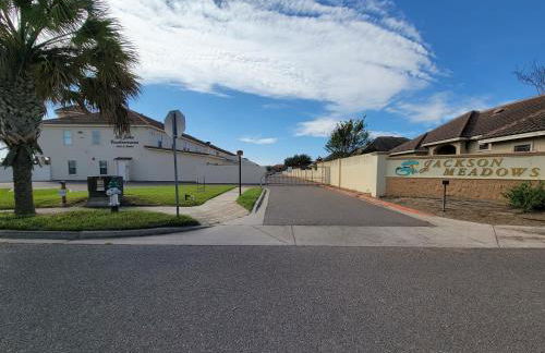 4 BR Smart Luxe Condo, Gated Community, Pool View, Mins to Costco & Top Golf - Foto 18