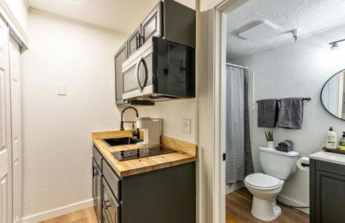 Cozy stay for 2, 5 Min Drive to Base, Full Kitchen, Shared Hot Tub & Pool, Restaurants Nearby! - Photo 7