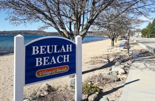 Elegant Stone Cottage Steps to Crystal Lake Beach - Foto 30