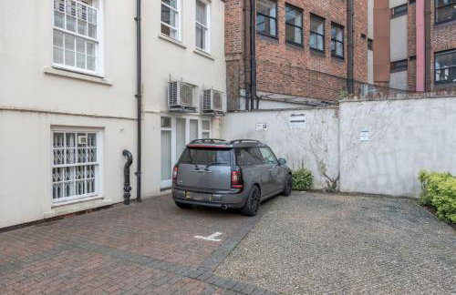 Elegant Epsom Modern Apartment - Photo 26