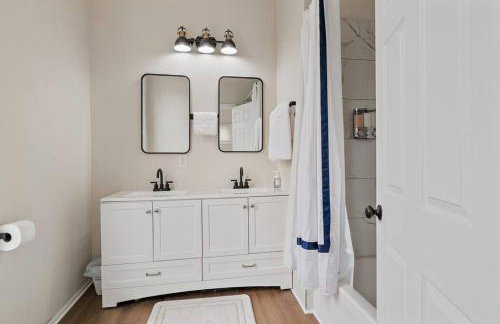 3BR City Chic Modern Apt - Central Location - Foto 14