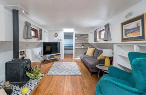 Historic Dutch Barge, Idyllic location - Photo 6