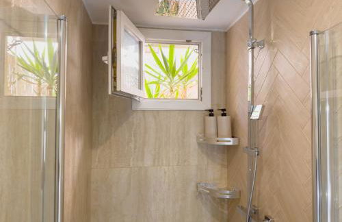 Central Studio - Bright & Modern - Private Terrace - AirCon - Near Train & Beach - Foto 47