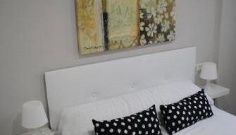 Apartamentos Laguna Beach - Photo 3