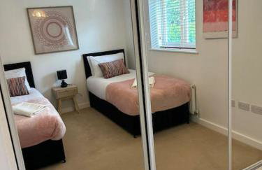 Lakeside apartment with FREE parking / M25 - Photo 9