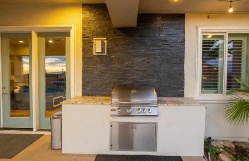 3400 SqFt House W/40Ft Heated Pool/Spa- Strip View - Photo 7