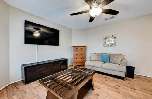 Modern Family Home, Close to Typhoon Texas and Tesla Gigafactory - Photo 12