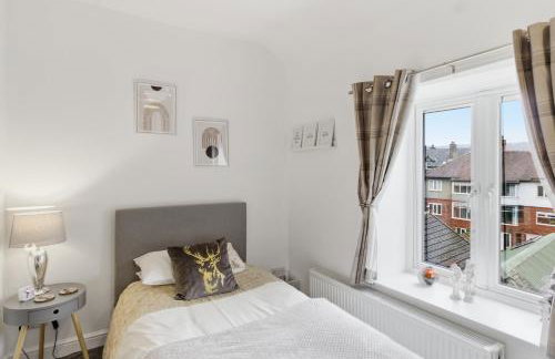 Cannons Loft Central Buxton, Duplex loft 3 bedroom Set over 3 floors stairs no lift sleeps 5 - Photo 11