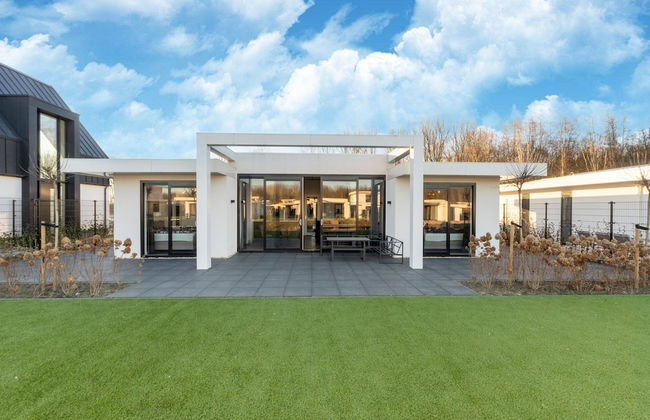 Cozy Villa With Lakeside Views - Photo 1