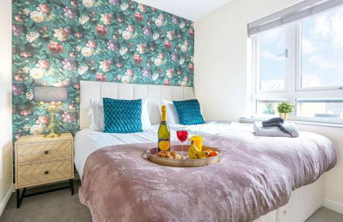 Stylish Canal Side Apartment - City Centre - Free Parking, Balcony, Smart TV, Fast Wifi by Yoko Property - Photo 11