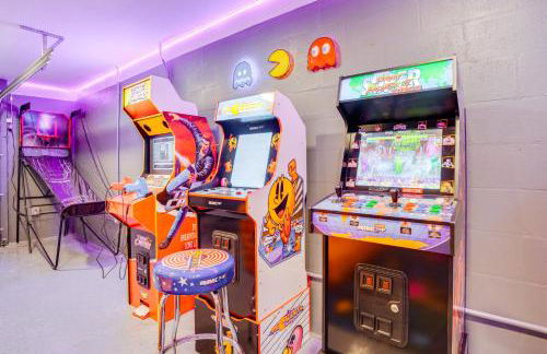 Mid-Century Lakeland Home with Game Room! - Foto 21