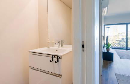 Soft Modern Flat With Pool & Gym by LovelyStay - Photo 23