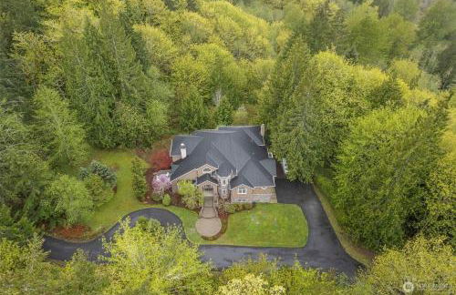 Cascadia Family Mansion, Hot Tub, Game Room, Gym! - Foto 1