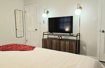 Stunning Lake views with King beds for HPU, Furniture Market, Greensboro, Winston - Photo 6