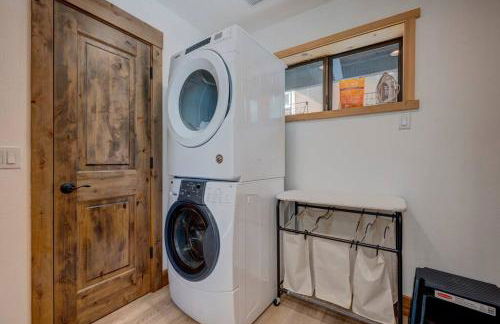 Extra Spacious 2BR Cabin w Office and Outdoor Deck - Foto 19