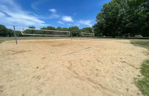 Large 4 Bedroom Home Close to Airport and IX Center - Foto 44