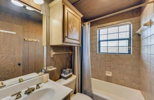 Spacious Ranch Style Home w Cinema Room - Foto 32