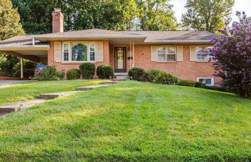 3BR Home - Free Parking-WiFi Kitchen Laundry-Kids Friendly-Near DC & Downtown & Metro-Patio & Deck - Foto 13