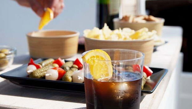 Degustando un rico aperitivo