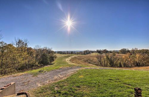 Family Farmhouse on 160-Acre Ranch with Hiking Trail - Foto 4