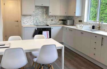 Larks Leaze Lodge, Steeple Ashton, Wiltshire - Photo 36