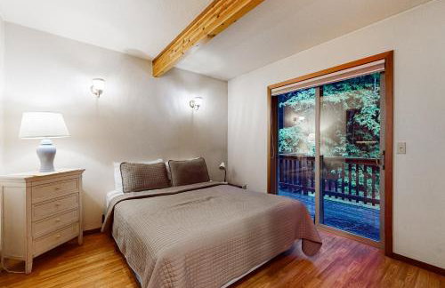 Redwood Rest Getaway - A-Frame with Hot Tub & Deck - Foto 14