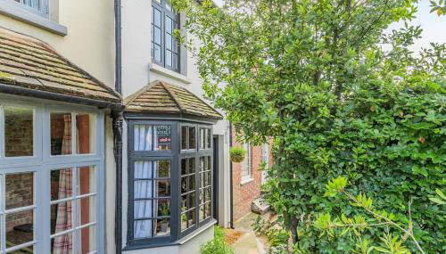 Pieman's Cottage - Pulborough, West Sussex Cottage - sunny courtyard - Foto 1