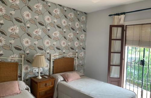 Nice villa with a garden - Photo 6