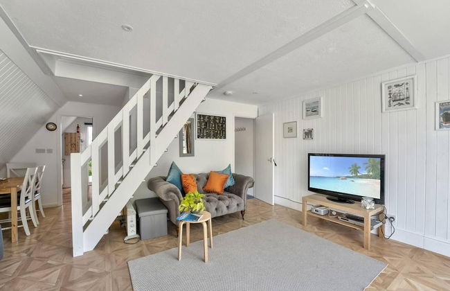 The Lookout, Sunny Beach Retreat, Sleeps 5 Guests - Photo 7