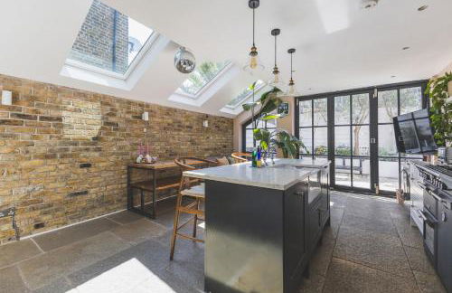 Modern Comforts in a Designer Home - Photo 27