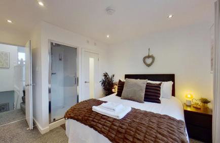 Chic Apartment with Sofa Bed & Netflix - Photo 7