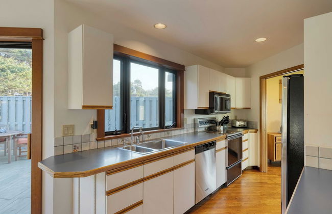 Half Block to Beach w/ Oceanview, Patio + Balcony The Shore Pine by Avantstay - Foto 14