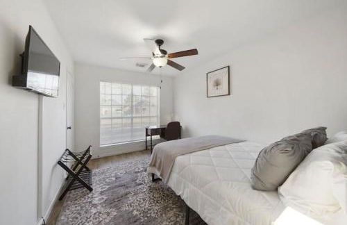 IAH Place: 4 bed, patio-sleeps 8+ - Foto 11