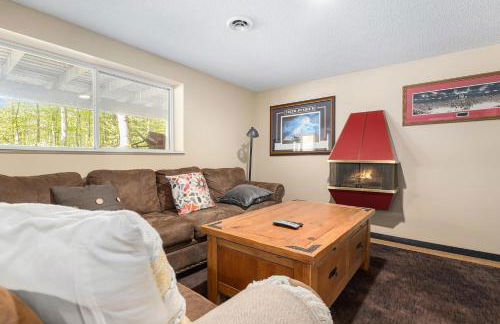 3Br 2Bath Midcentury Ski Chalet with Hot Tub & Kids' Loft - Photo 40