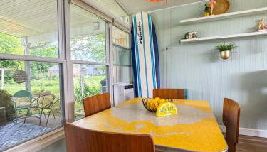 Mid-Century Modern Themed Home with Outdoor Hot Tub - Foto 5