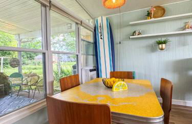 Mid-Century Modern Themed Home with Outdoor Hot Tub - Foto 5