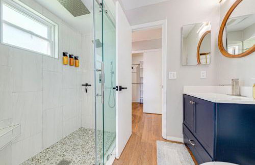 Beautiful home, centrally located to Parks with Pool - Foto 13