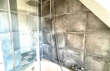 Duisburg FeelHome, Flughafen nah,2-Schlafzimmer, Badewanne, Zentral, WiFi, Top Floor - Foto 15