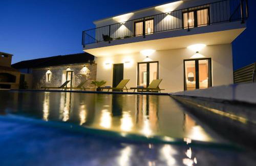 Newly built Villa MarVista with 4 bedrooms,infinity pool & stunning sea and mountain views - Photo 7