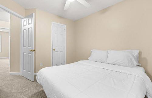 Spacious 3BR Retreat Perfect for Groups Near Downtown - Foto 16