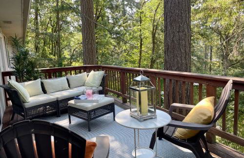 Forest Gallery- Mid-Century Modern With City Views - Photo 1