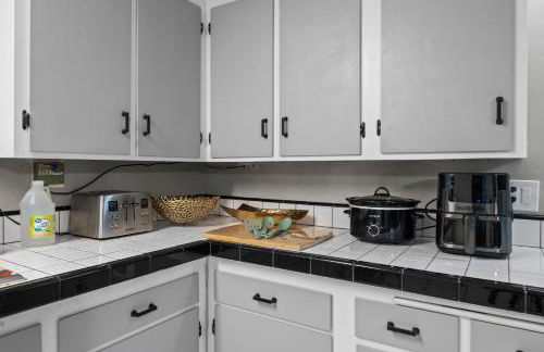 Entire Private Home with 4 Bedrooms 2 Bathrooms, 6 Beds, Hot Tub, King Bed, 6 Parking, Big Yard, Available Now - Foto 38