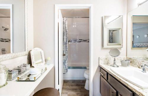 Glamorous Regal Design Home with Private Patio and Garage - Foto 31