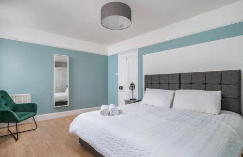 "FurnishedRentals Direct" WiggenHouse Stylish 3 Bedroom house Sleeps 8 with Free Parking, 2 Bathrooms, near to Watford High Street and Watford Football Stadium, Suitable for visiting Harry Potter Warner Bros Studio and London - Photo 9