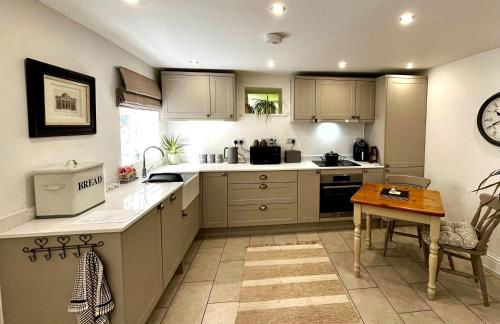 Flower Cottage by Ludlow Castle with Onsite Parking - Photo 7