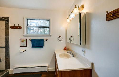 Private Hot Tub and Covered Deck Cozy Whittier Gem - Foto 16