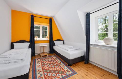 GUT KLETKAMP "Altes Torhaus" - Historisches Ferienhaus mit 5 Schlafzimmern I Kamin I Garten & Terrasse I Seeblick I 15 Min zur Ostsee I Moderne Küche I Hundefreundlich I Parkplätze I WLAN - Foto 14