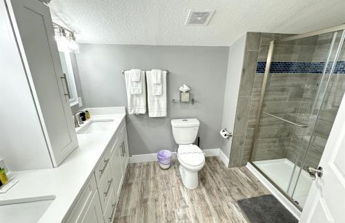 Luxurious Getaway Pool Hot Tub Theater Gym Outdoor Kitchen BBQ 2 Miles to Disney - Foto 35